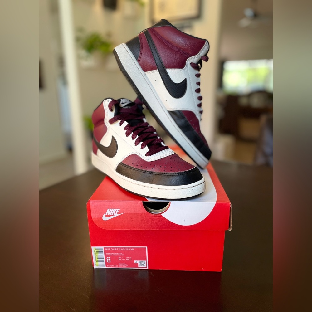 Nike men size 8 - new condition - colors: black / beetroot / white